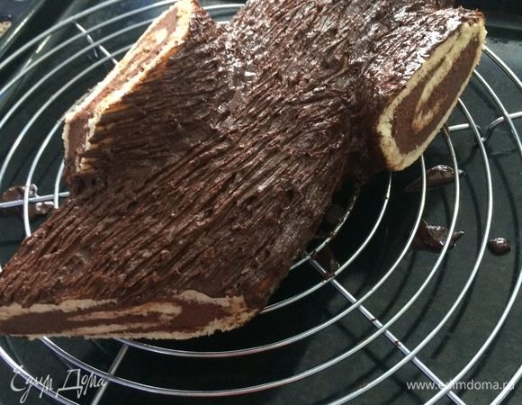 Для придания рулету вида "полена", срезаем два кусочка, которые крепим к рулету при помощи ганаша. Ганаш на холодном рулете быстро схватывается, поэтому у нас есть возможность придать вид коры нашему "полену".