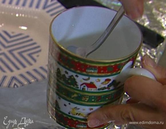 Крахмал развести в 50 мл холодной воды. 