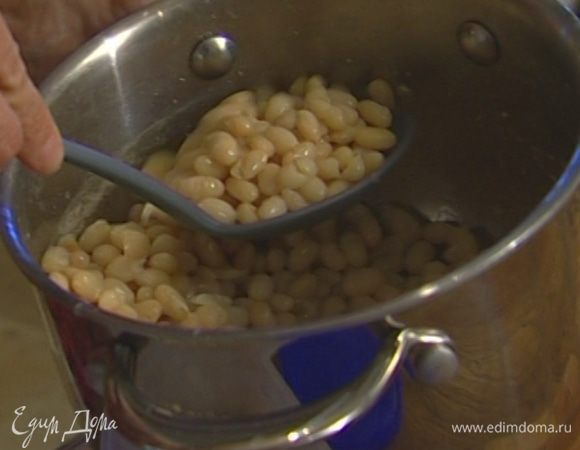 Фасоль замочить на ночь в холодной воде, затем отварить согласно инструкции на упаковке.