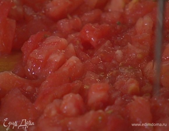 Помидоры и перец чили порубить маленькими кусочками.