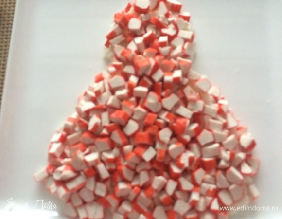 Второй слой — крабовые палочки, нарезанные кубиком, майонез — по вкусу.