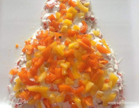 Третий слой — болгарский перец, нарезанный кубиком, майонез.