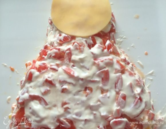 Из сыра вырезаем "лицо" Деда Мороза.