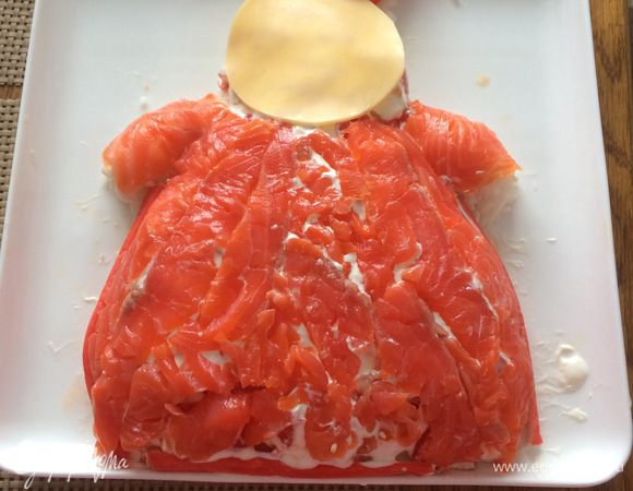 Для шубы используем нарезанную семгу и укладываем ее поверх всех слоев немного внахлест.