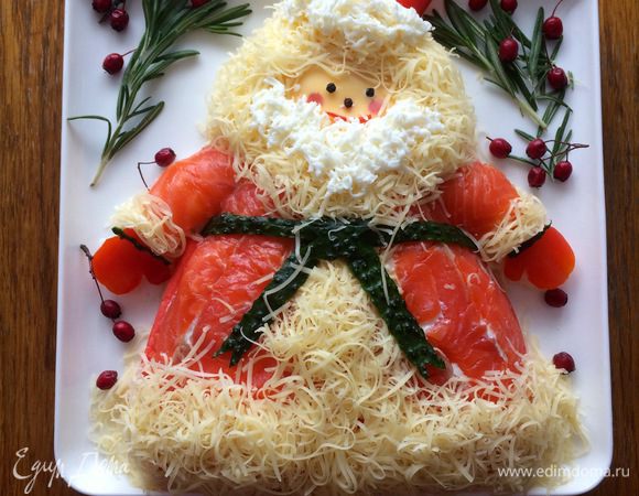 Далее для оформления используем натертый на мелкой терке сыр и отварной белок. 
Для глаз и носа использовала черный перец горошком, рот вырезала из перца болгарского, а для пояса использовала кожуру огурца, т.к. перец красный сливался с шубой. 
И вот такой Дед Мороз у меня получился.