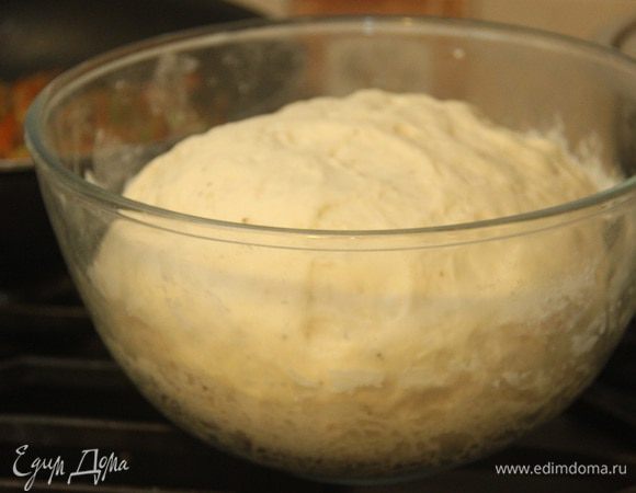 Тесто. Муку просеять, добавить соль, сахар, прованские травы. Тёплую воду смешать с вином, развести в жидкости свежие дрожжи. Соединить муку, жидкость и оливковое масло. Замесить тесто. Оставить тесто на подъём на 1 час в тёплом месте. Через час обмять и поставить на расстойку ещё на 1 час.