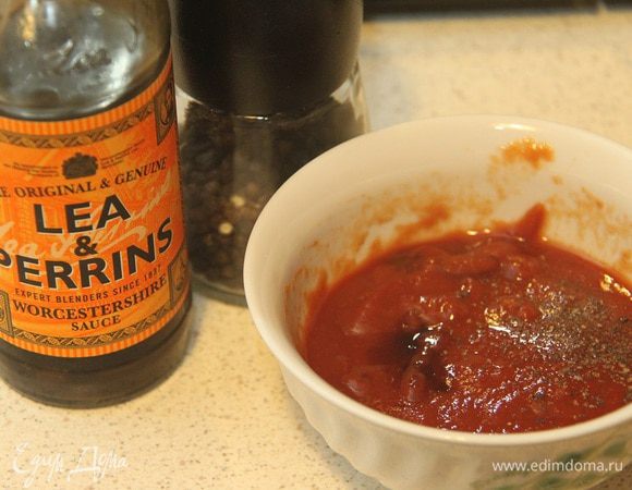 Для соуса смешать 2 ст. л. томатной пасты с 3-4 ст. л. воды (зависит от густоты томат-пасты), добавить 1 ч. л. вустерширского соуса, соль и свежемолотый чёрный перец по вкусу.