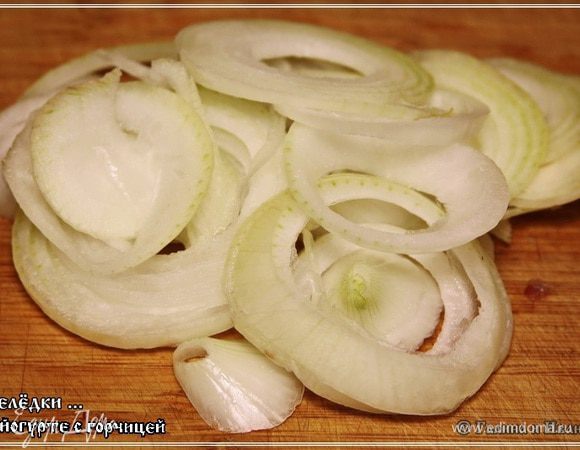 Первый слой селедки можно выложить на слой лука. А можно и просто в лоток. Но сверху слой лука обязателен.