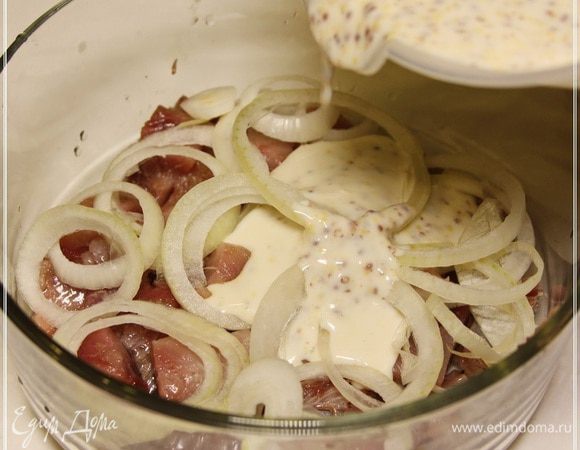 И залить соусом. Чтобы просто покрыть лук и селедку.