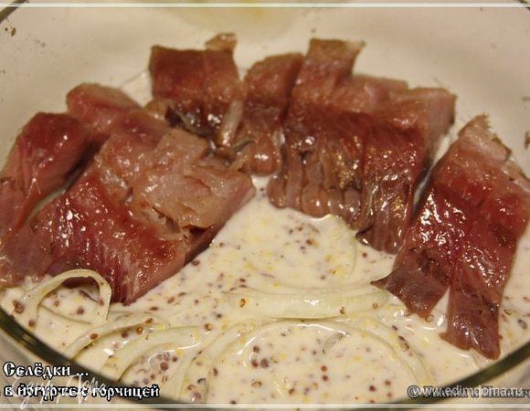 А потом опять слой селедки и поверх нее лук.