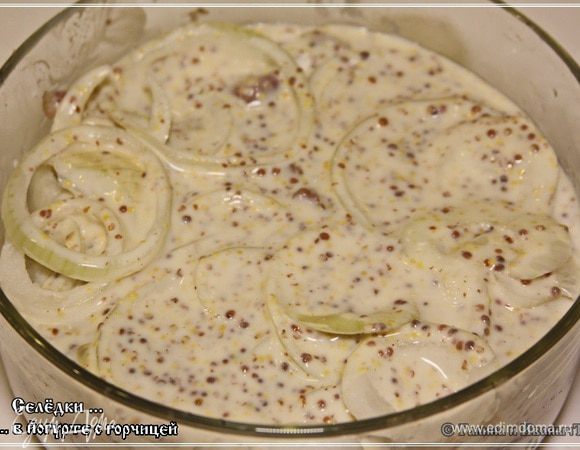 И опять соус, чтобы он равномерно покрыл поверхность выложенных продуктов.