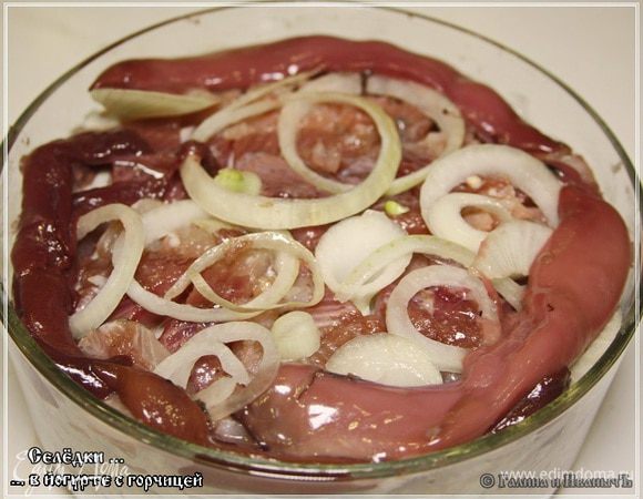 Если в селёдках будет молока или икра, то рекомендую выложить ее в самый верхний слой, чтобы значит, не помялось и не слежалось.