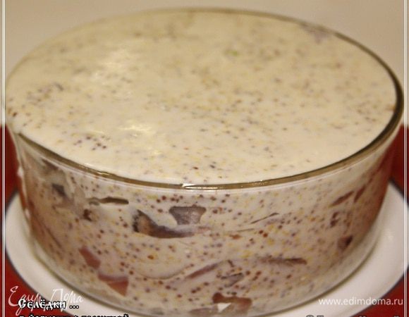 И залить соусом. У меня вот так получилось. Я ножом, аккуратно, отодвигал от стенок селедку, чтобы соус пролился равномерно во все закоулки лотка. Соус осел. Так что, ничего страшного. А потом лоток постоял часок в тепле и дальше переместили мы его на ночь в холодильник.