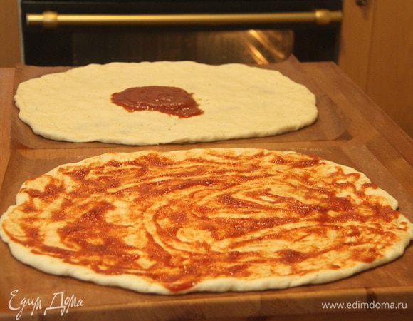 Смазать каждый круг теста томатным соусом по 2-3 ст. л.