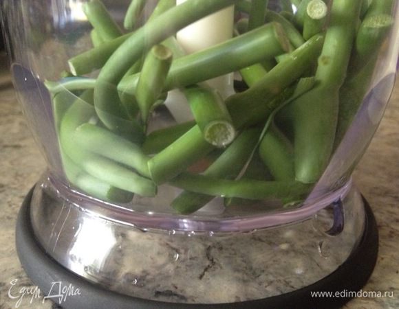 Нарезать на части, положить в чашу блендера, добавить соль и масло. Все измельчить.