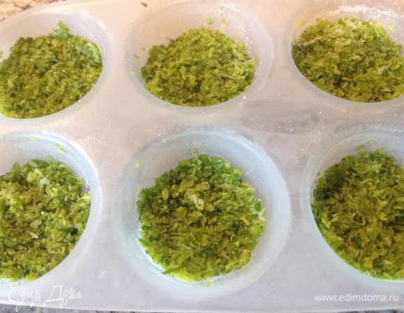 Уложить пасту в контейнер и поместить в морозилку. Или же, уже добавляйте в блюда и наслаждайтесь!