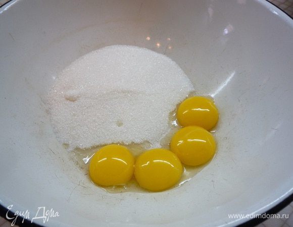 Отделяем белки от желтков. Белки убираем в холодильник. В желтки всыпаем сахар.