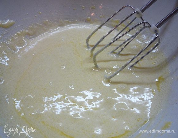Желтки взбиваем с сахаром до образования светлой пышной массы.