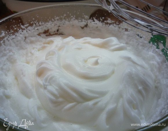 Белки взбиваем до устойчивых пиков.