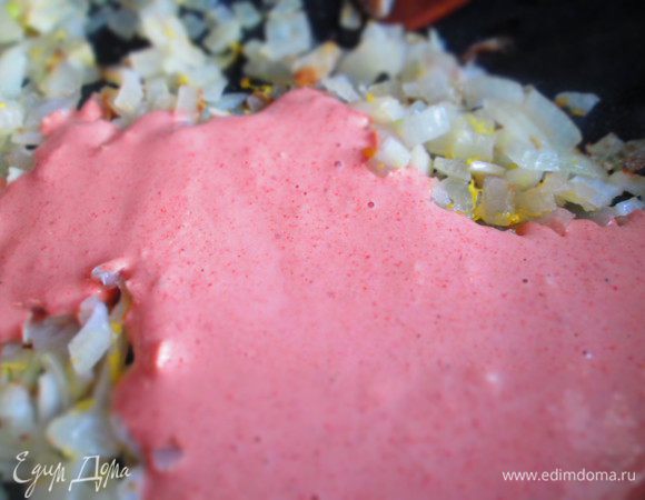 Нарезаем лук и обжариваем его на масле. Добавляем паприку, чеснок, цедру и сок лимона, соль, томатную пасту и сметану. Добавляем воду и кипятим 3 минуты.