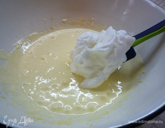 Желтки немного растираем, добавляем частями взбитые белки и аккуратно перемешиваем.