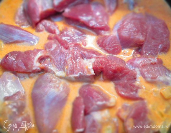 Теперь кладем в соус мясо, закрываем крышкой и тушим до готовности на медленном огне. Я приготовила гуляш в скороварке, для этого мне понадобилось 20 минут. Обычным способом нужно будет тушить минут 45-50.
За 10 минут до конца приготовления добавить муку, предварительно растворив ее в бульоне.