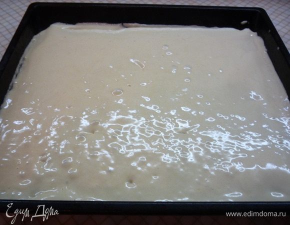 Выливаем тесто на противень, застеленный пергаментом (у меня силиконовый коврик), легонько распределяем тесто по поверхности противня, наклоняя его и выпекаем при температуре 180°С 10-15 минут. 
