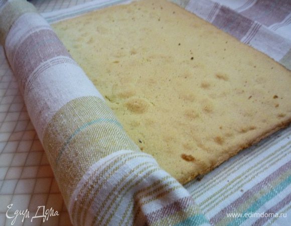 Готовый рулет переворачиваем на чистое полотенце, заворачиваем и даем остыть.