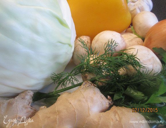 Листья капусты нарезаем квадратиками (сторона около 2 см), грибы чуть измельчаем, берем любые на свой вкус. Очень вкусно с вешенками, но сегодня у меня шампиньоны! Режем перец и лук.
