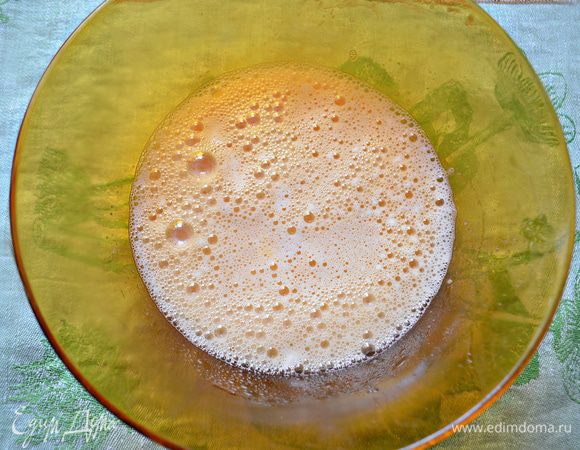 Добавить половину газированной воды (100 мл), перемешивать не нужно!