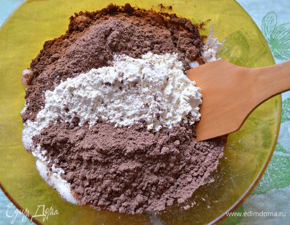 Затем добавить пшеничную и черёмуховую муку и перемешать лопаткой. Соду погасить в соке половины лимона и вмешать в тесто.