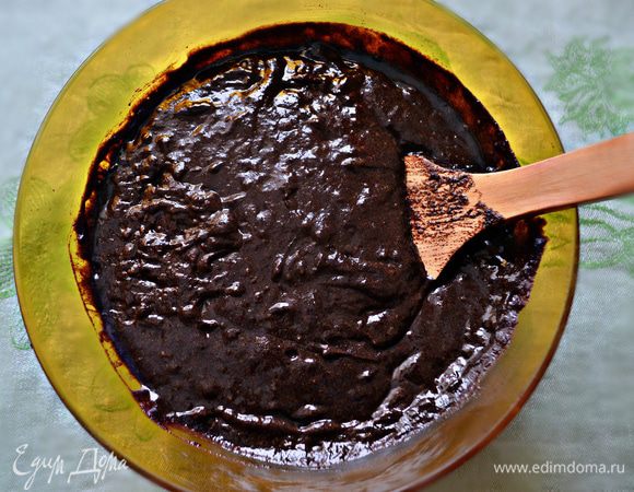 Постепенно добавить оставшуюся газированную воду. Густота теста должна быть консистенции жирной сметаны. Дать массе постоять 10 минут. Тесто должно получиться воздушным, наполненным пузырьками газа.