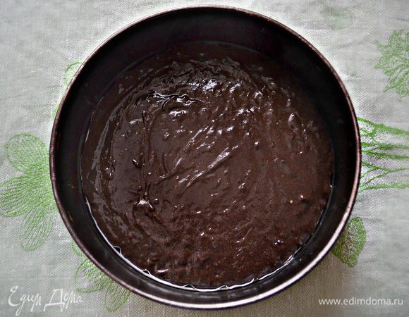 Разделить тесто на 2 части. Вылить каждую половинку теста в форму, покрытую пекарской бумагой и смазанной маслом. Выпекать 35-40 минут при температуре 180°С.