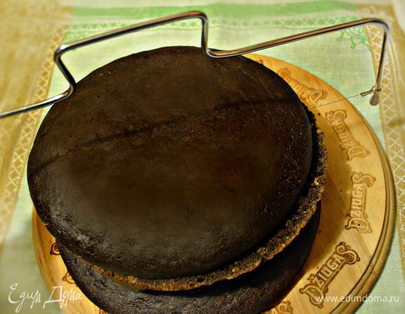 Готовые коржи остудить на решётке и разрезать с помощью ножа или нитки вдоль на две части.