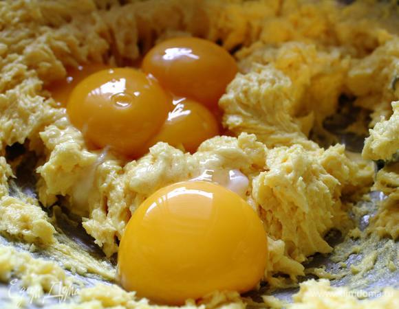 Яйца разделить на желтки и белки. Добавить солнечный квартет желтков в тесто и хорошо размешать.