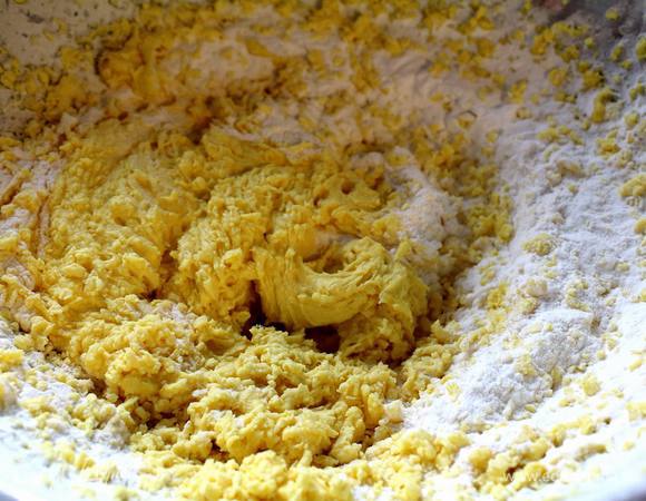 Просеять в солнечную смесь снегопад муки с содой и размешать.