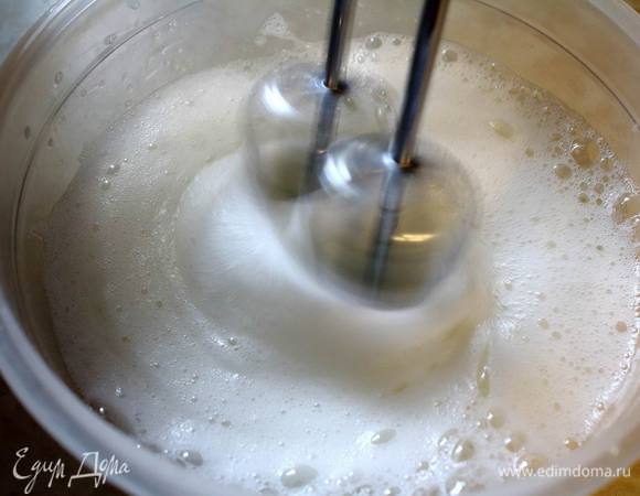 Запустить взбивательное торнадо и преобразовать скучные прозрачные белки в пышную и густую устойчивую пену.