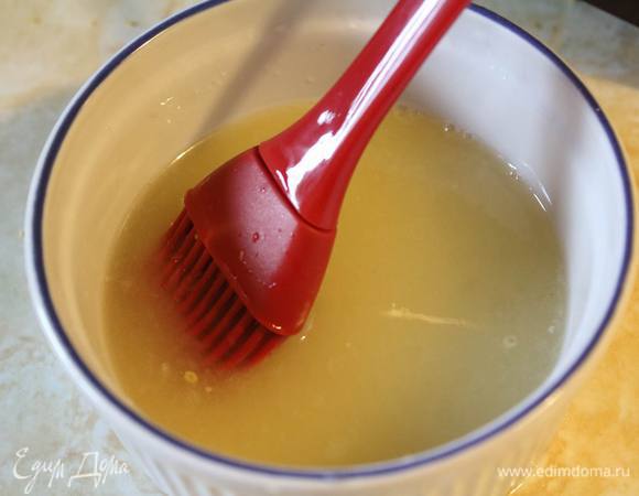 Пока по кухне витают нежные ароматы, готовим пропитку, потому что использовать ее нужно с еще горячим кексом. Выжимаем сок одного лимона и смешиваем его с сахарной пудрой.