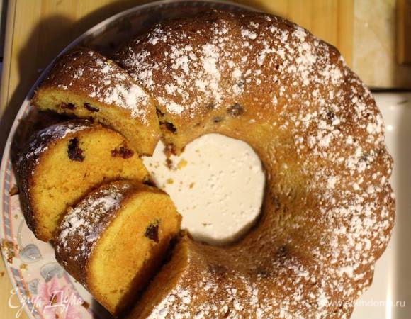 По-моему, пока я его фотографировала с другого ракурса, кто-то уже успел утащить один кусочек ;) Вкусно ведь! 
Приятного аппетита с этим солнечным и ярким кексом :)
