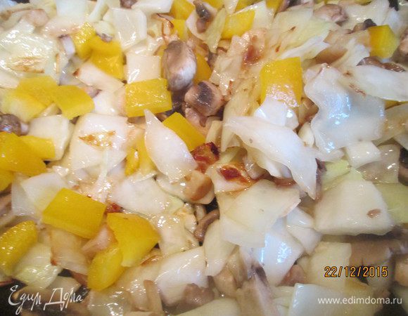 Имбирь и чеснок измельчаем. Зиру, кориандр, черный и душистый перец прогреваем на сухой сковороде и затем разотрем в ступке. Теперь обжарим на растительном масле капусту, затем в этой же сковороде жарим грибы, сладкий перец.
