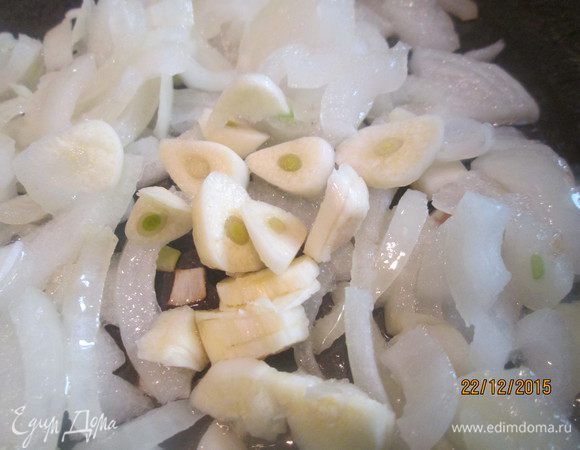 Отдельно обжарьте лук, чеснок и имбирь, добавьте специи и готовьте еще 1 минуту, затем добавьте томаты. Можно использовать томатную пасту или сок вместо помидоров в собственном соку.
