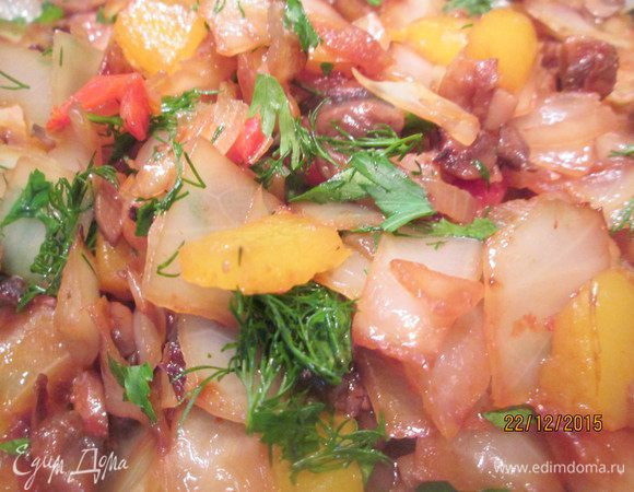 Соединяем обжаренные лук, чеснок и имбирь с капустой и грибами.  Готовим под крышкой 10 -15 минут. У меня капуста сорта "Слава" — очень сочная и готовится чуточку быстрее.