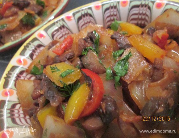 Наш капуста готова! Можно подавать к столу.
Капуста с грибами может вполне быть самостоятельным блюдом.