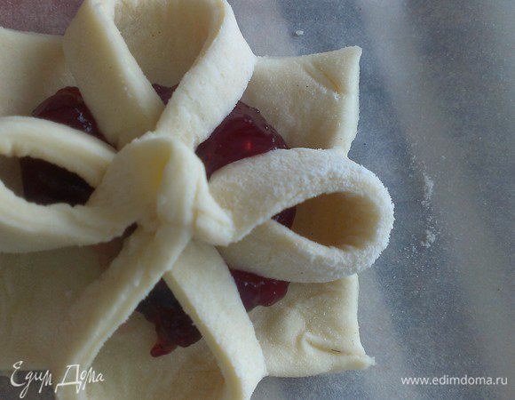 Поставьте в разогретую до 180°C духовку примерно на 12–15 минут.