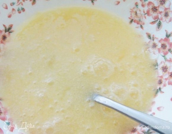 Яйца взбить с сахаром. Смешать с остывшей шоколадной массой.