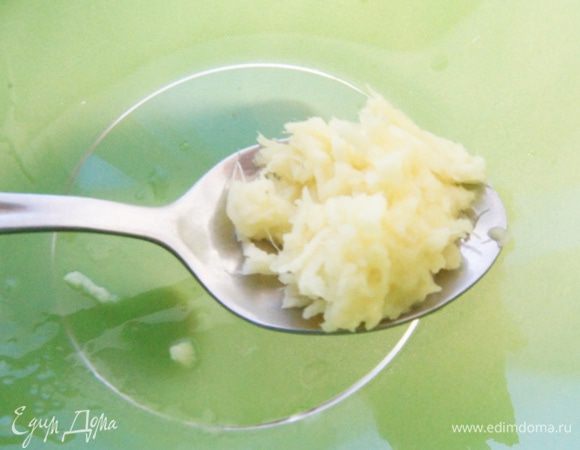 Корень имбиря почистить и натереть на мелкой терке.