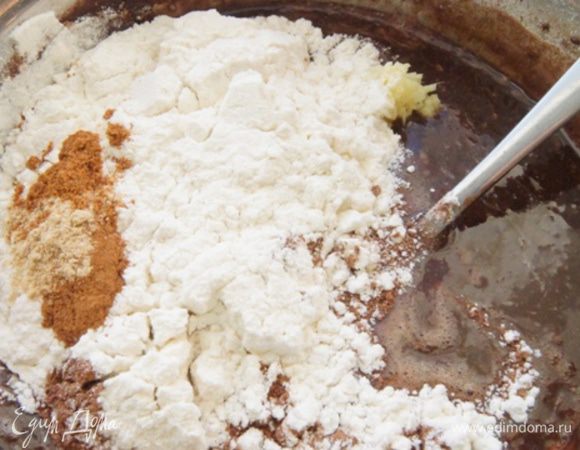 Смешать муку, соль, какао и пряности. Ввести в шоколадную массу, перемешать все до гладкости.