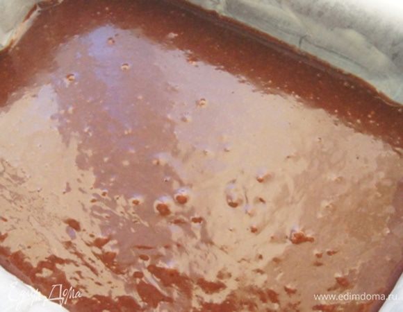 Форму выстелить бумагой для выпечки и смазать сливочным маслом. Вылить тесто в форму и поставить в разогретую до 160°C духовку на 20-30 минут. У меня ушло 20 минут. Проверить готовность палочкой. На ней должны остаться влажные крошки.