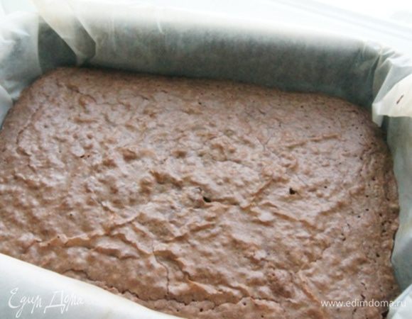 Остудить брауни в форме 15 минут. Вынуть и нарезать на квадратики.