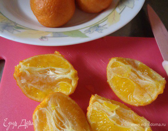 По рецепту нужно 3 средних мандарина. У меня они были мелковатые, поэтому взала 4.

Варить мандарины в большом количестве воды 1,5 часа. Меньше варить нельзя, т.к. шкурка должна хорошо провариться, чтобы при измельчении у нас получилась однородная, гладкая масса. 